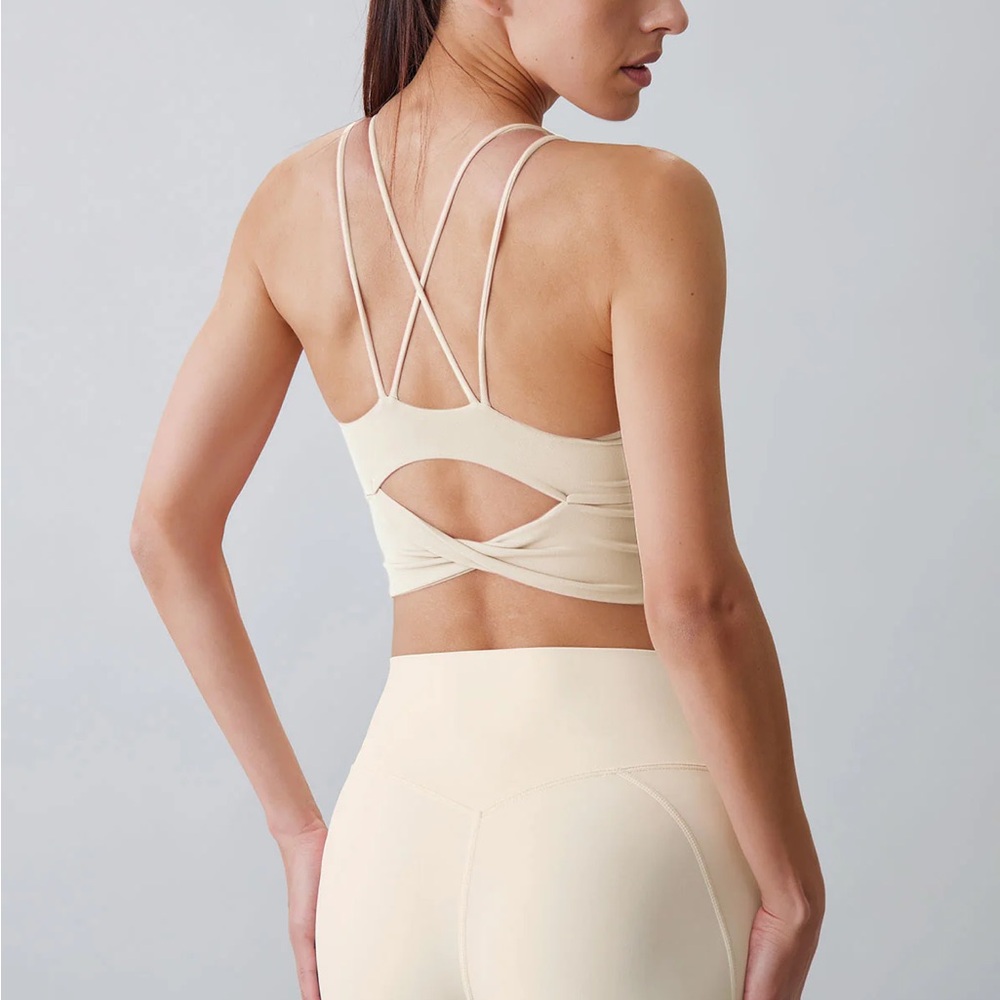 Berlook Activewear Off White Cut Out Twist Sports Bra - Picture 4 of 6